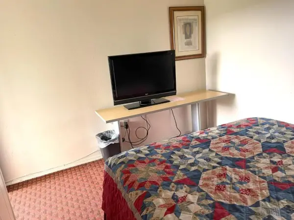 Royal A Motel 10
