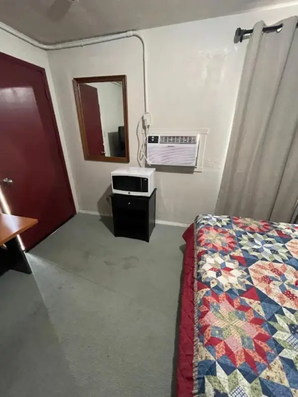 Royal A Motel 4